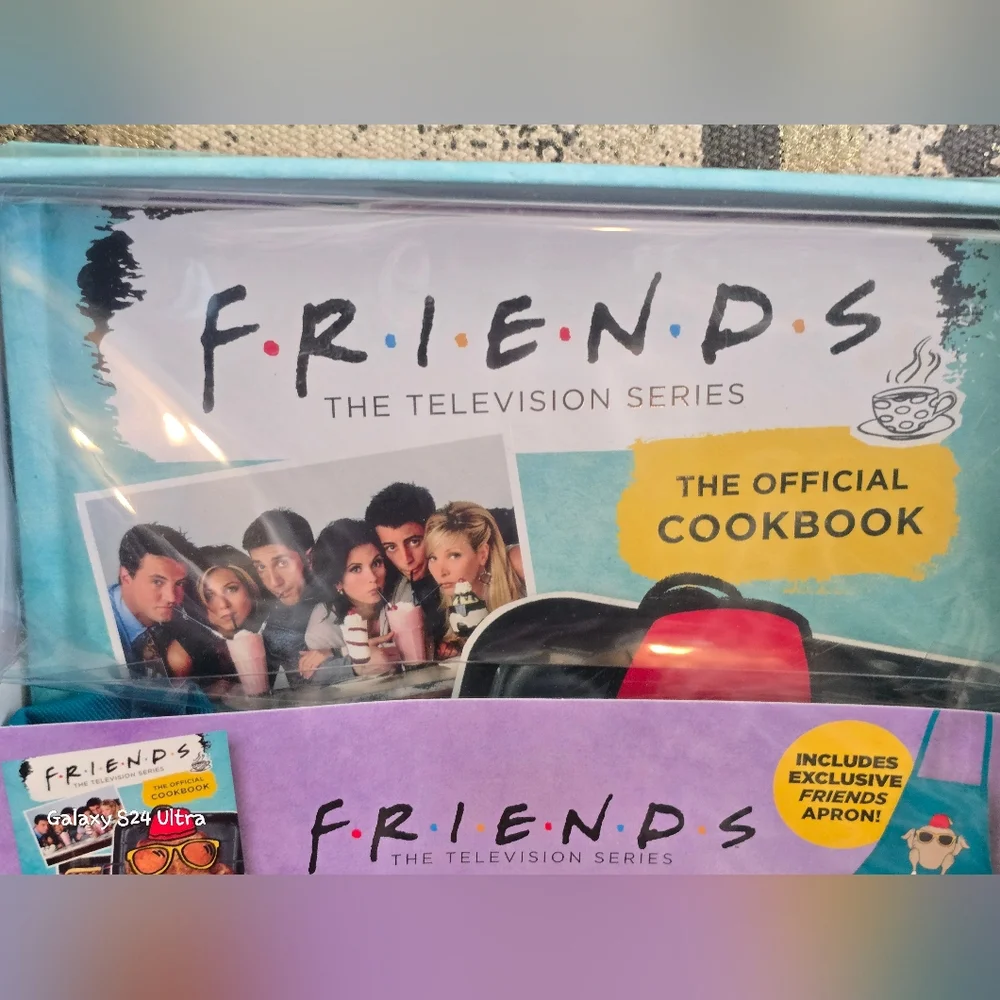 F•R•I•E•N•D•S : The Official Cookbook Gift Set With Apron NIB